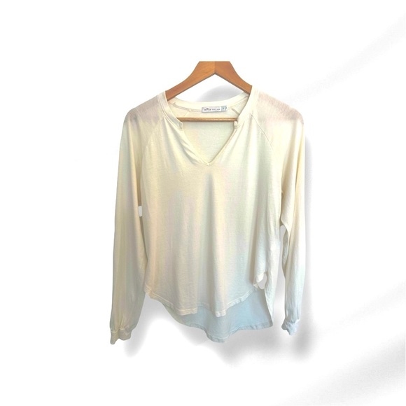 Peter Millar Tops - Peter Millar Women’s Size Small V-Neck Long Sleeve Cream Shirt